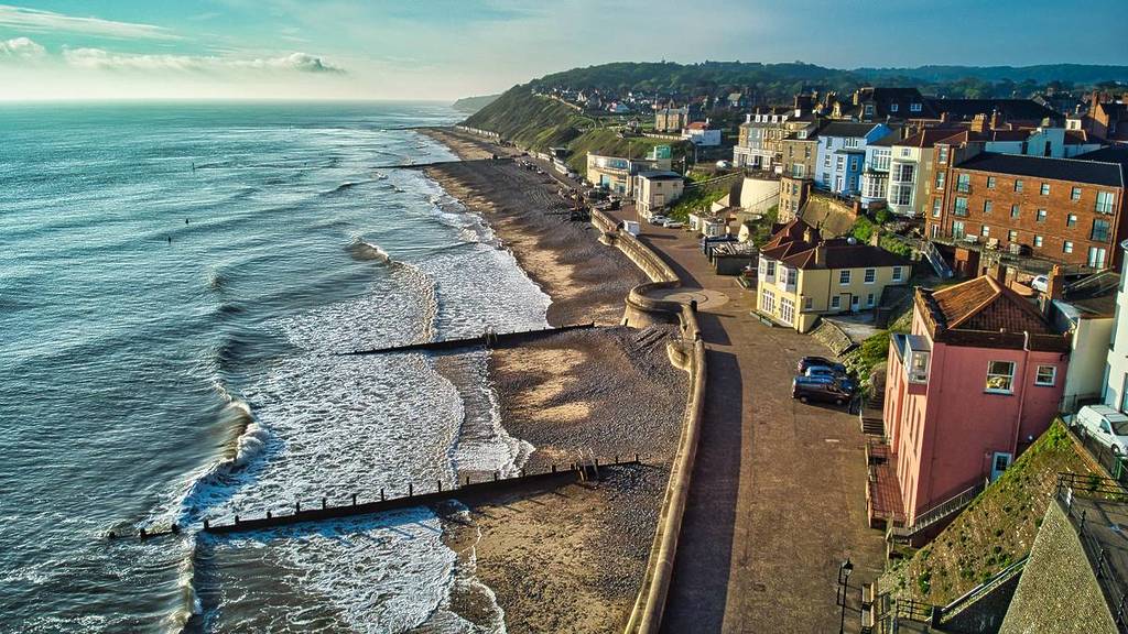 Cromer, Norfolk, Angleterre, mai 2021, Vue aérienne de la ville de Cromer avec des épis en bois sur le rivage.