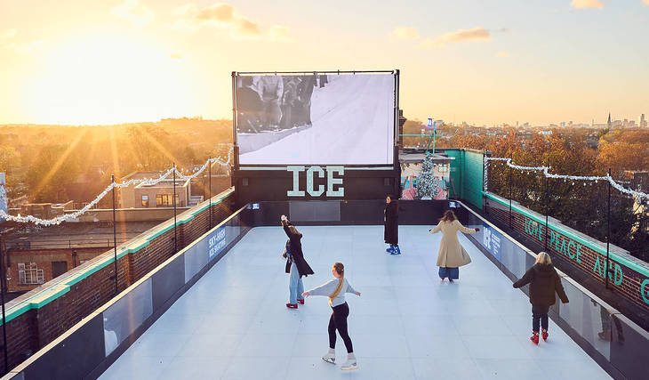 La pista de patinaje sobre hielo más alta de Londres ha abierto sus puertas en lo alto de la ciudad, con impresionantes vistas de la capital, luces centelleantes y un bar navideño oculto.