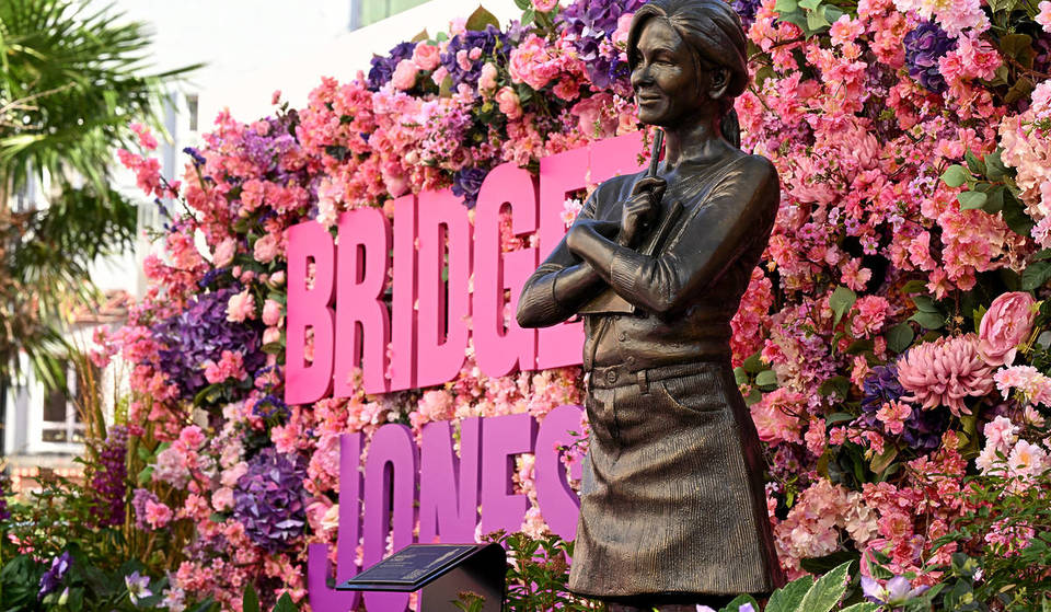 Se ha inaugurado una estatua de Bridget Jones en Leicester Square. El icónico personaje se convierte en la última incorporación a la ruta de esculturas de visita gratuita de Londres.