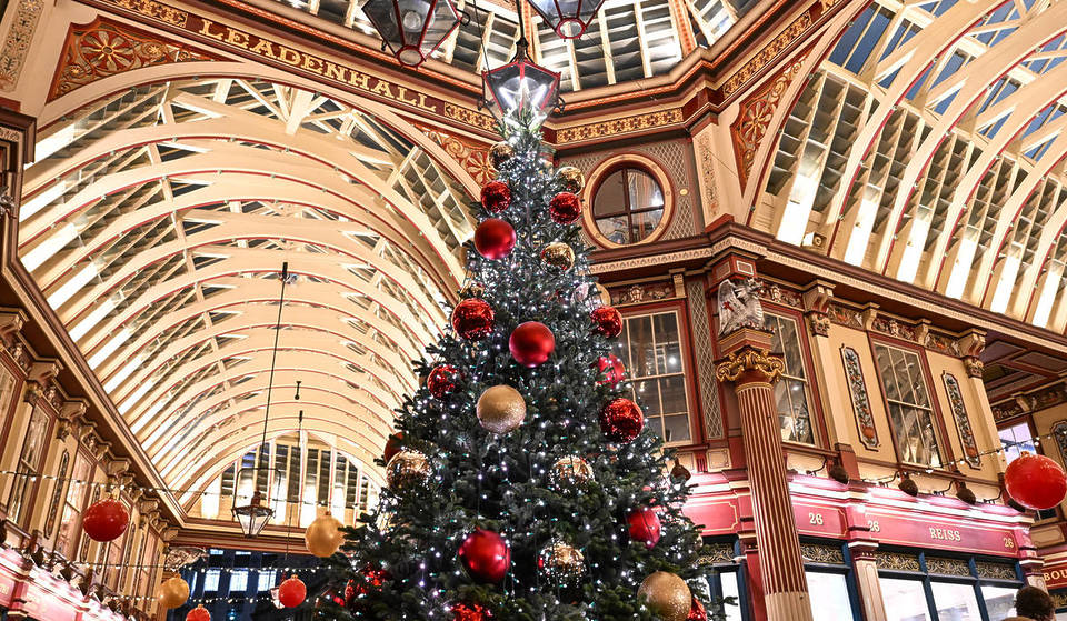 El edificio más pintoresco de la ciudad de Londres se ha llenado de alegría navideña: han encendido sus luces y prometen nieve todos los días de Navidad.