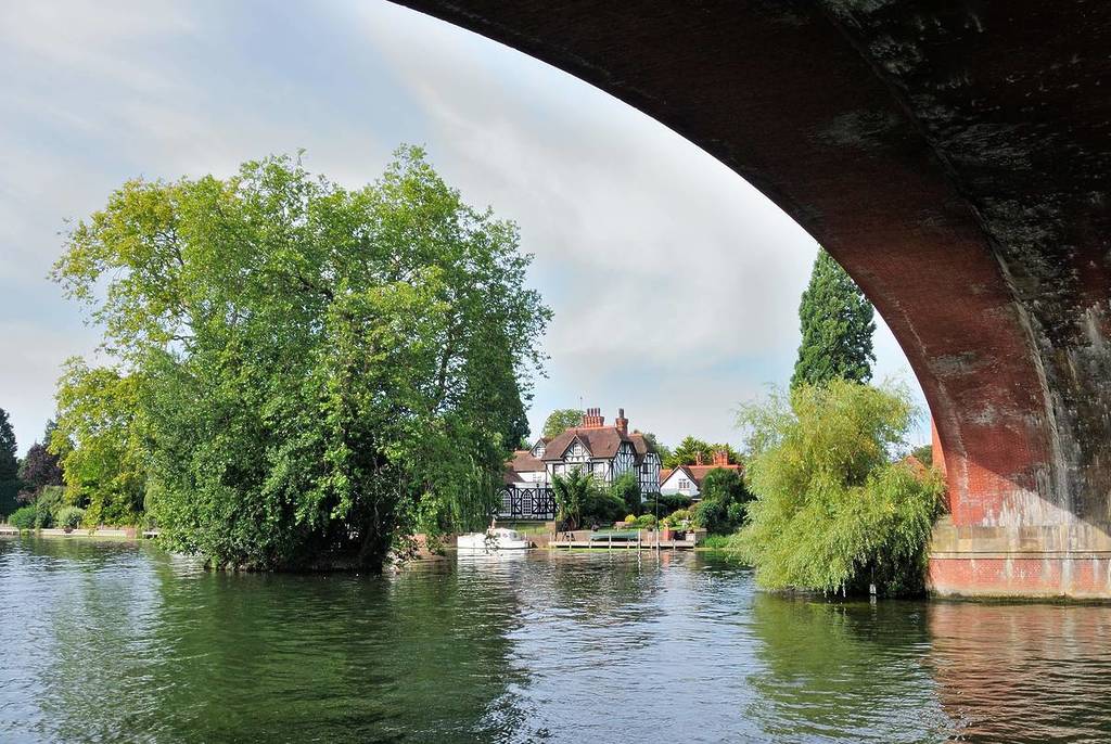 La vista sul Tamigi con una piccola isola e una casa simile a un castello,
