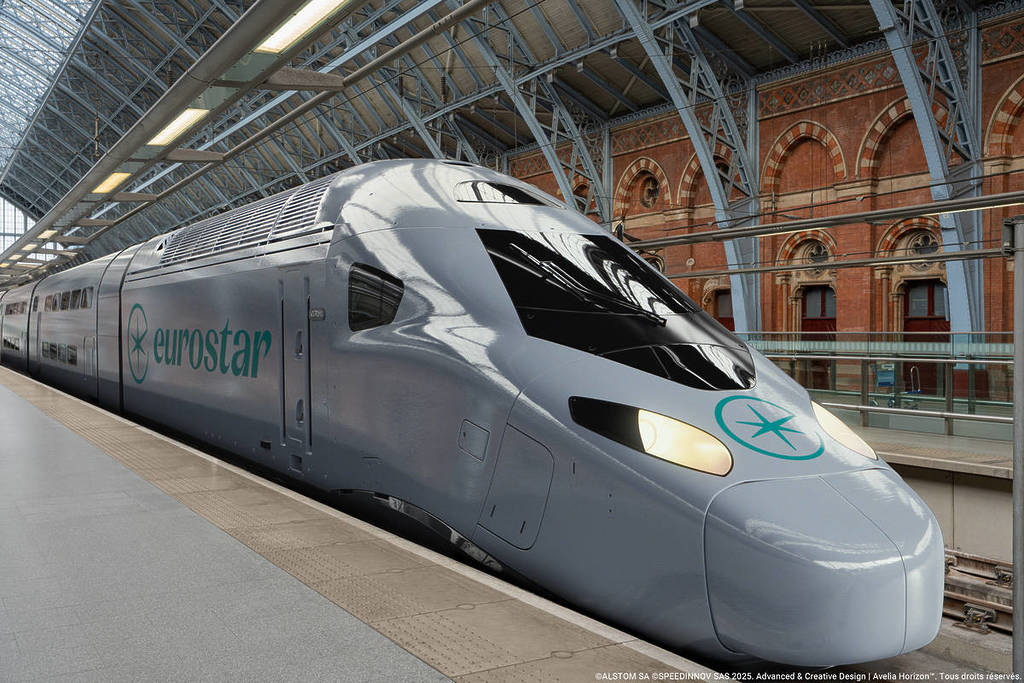Un tren plateado de dos pisos de Eurostar en el andén