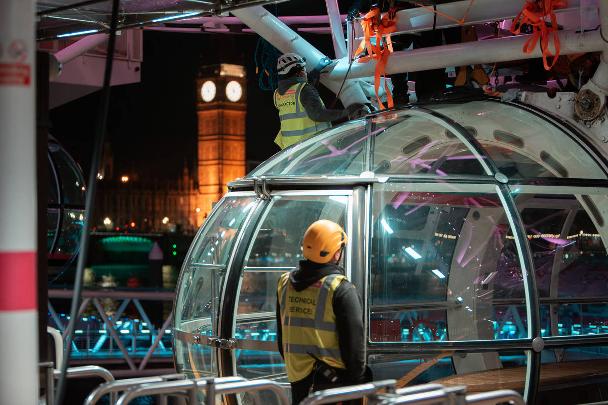 workers inpsecting the london eye capsule