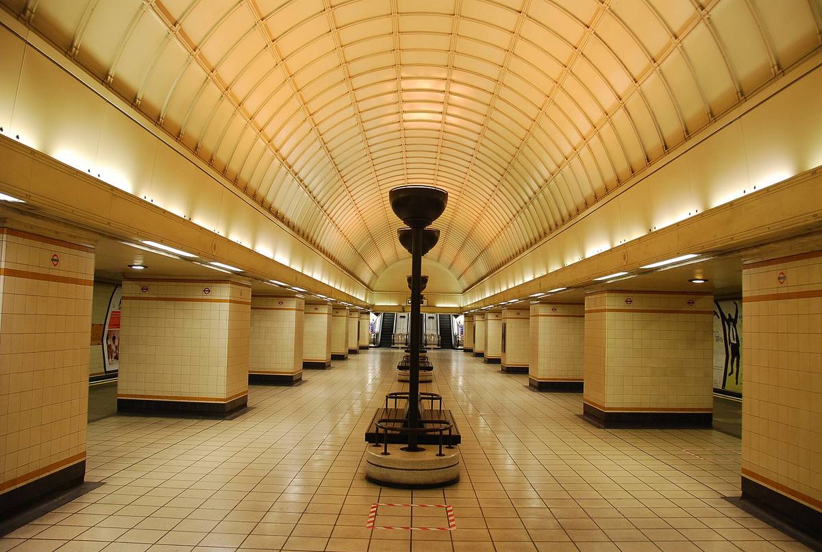gant's hill tube station central hall
