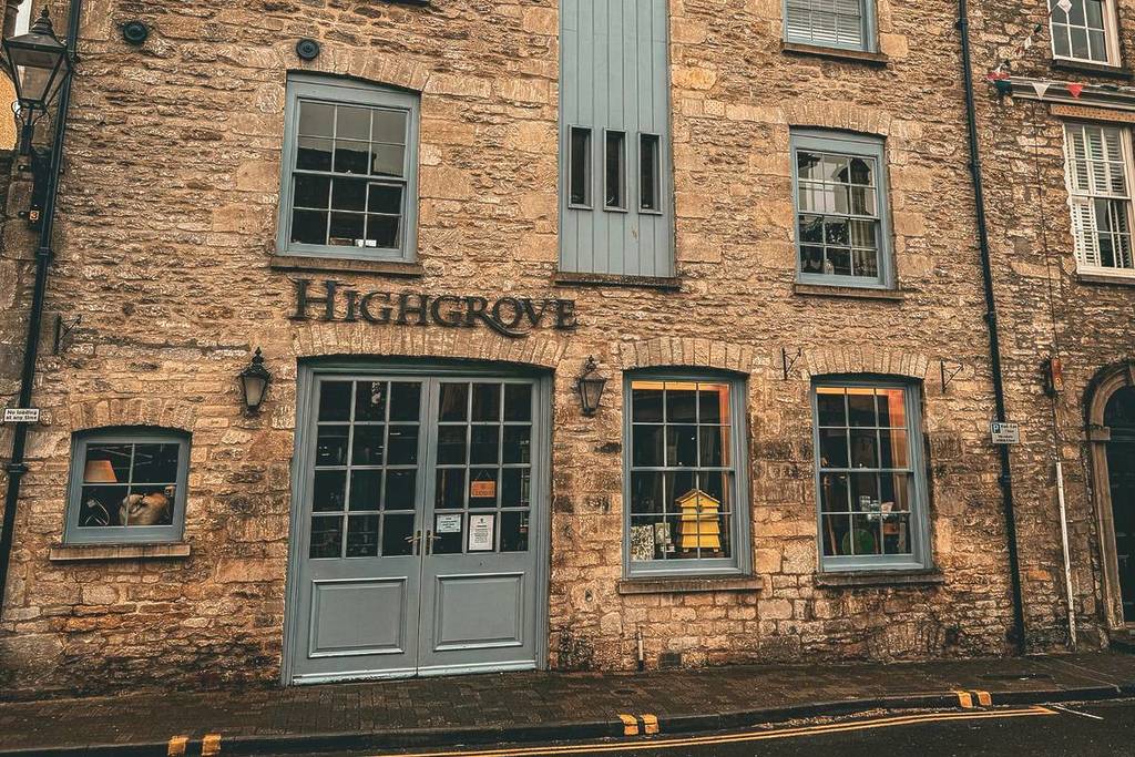 Una foto esterna di un vecchio edificio in mattoni con il nome del negozio 