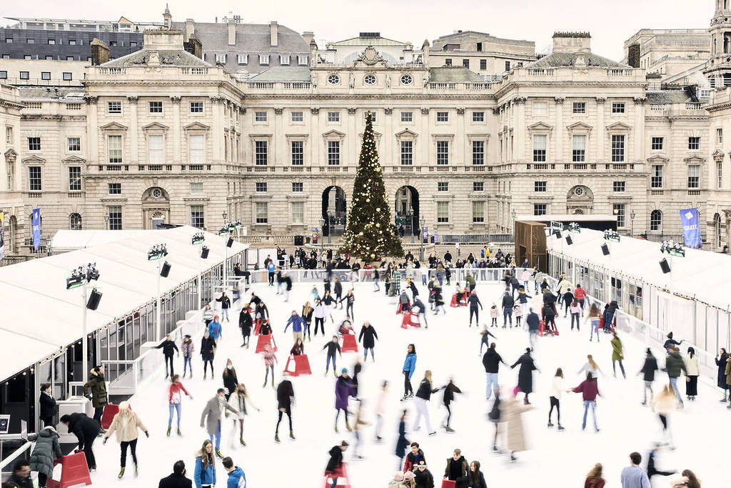 Persone che pattinano su una pista di pattinaggio davanti alla Somerset House