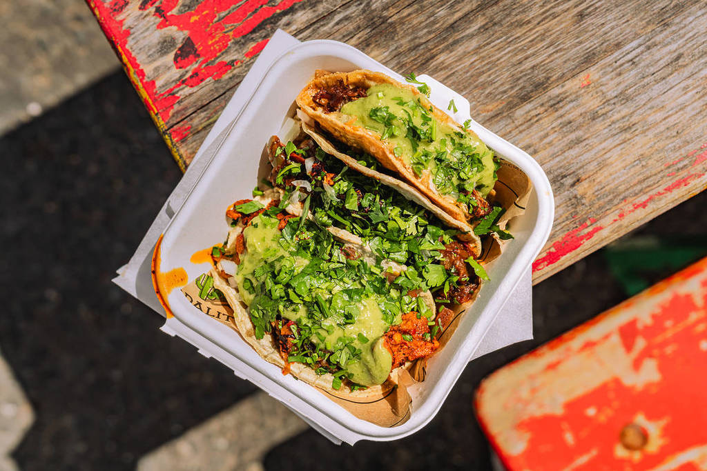 uma imagem de três tacos com um aspeto fresco e apelativo numa bandeja de esferovite