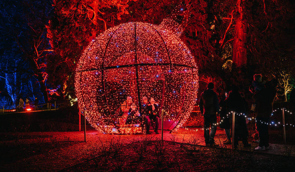 Un village de Noël magique vient d&rsquo;ouvrir ses portes dans un lieu historique de Londres. Il est parfait pour éviter les foules et propose un parcours lumineux interactif, de la nourriture de rue festive, des marchés de Noël et bien d&rsquo;autres choses encore.
