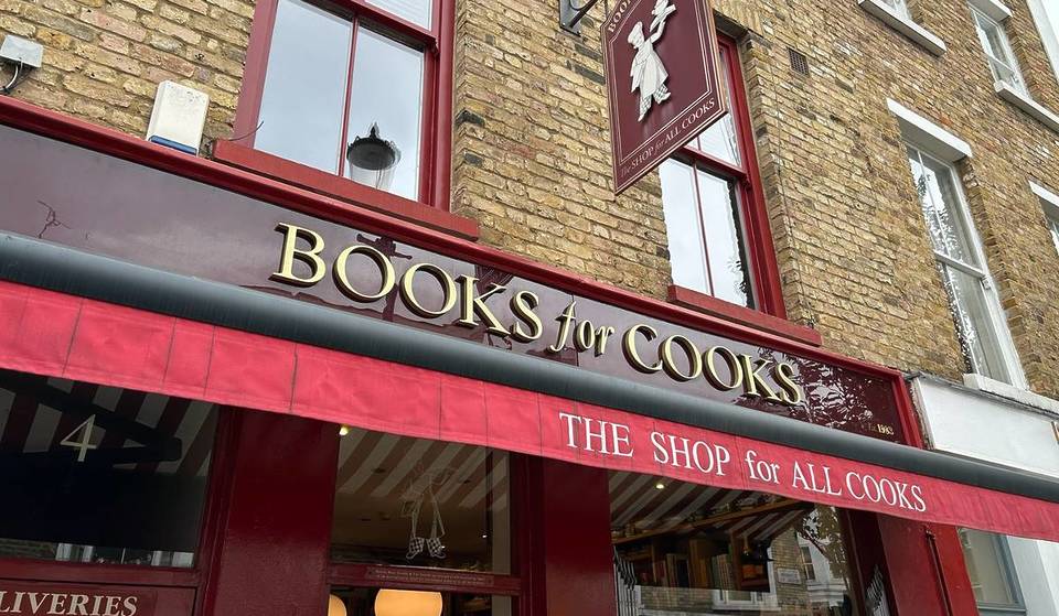 Deze geliefde kookboekenwinkel in Notting Hill heeft een gezonde lunchclub waar je letterlijk de pagina&#8217;s kunt proeven &#8211; je kunt geen tafel reserveren, maar de rij is het waard