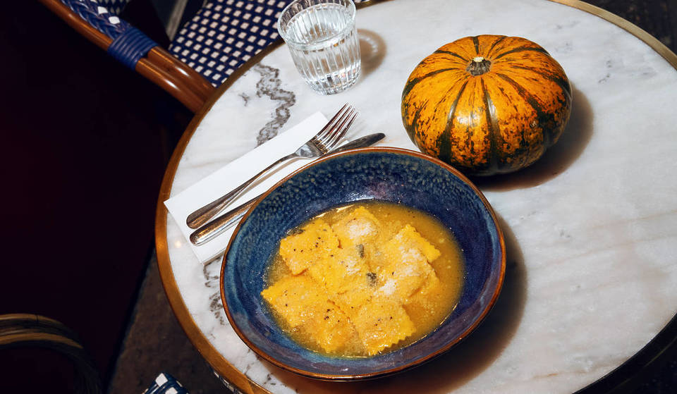 Un restaurant de pâtes londonien offre cette semaine des raviolis à la citrouille gratuits à tous ceux qui lui remettront leurs restes de citrouilles d&rsquo;Halloween – sauvant ainsi des citrouilles qui seraient autrement jetées.