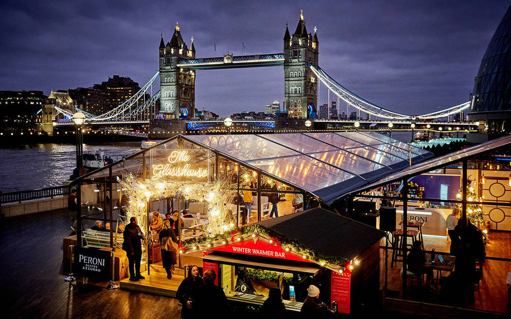 una vista dei commercianti del mercato coperto lungo il Tamigi durante l'inverno sul fiume