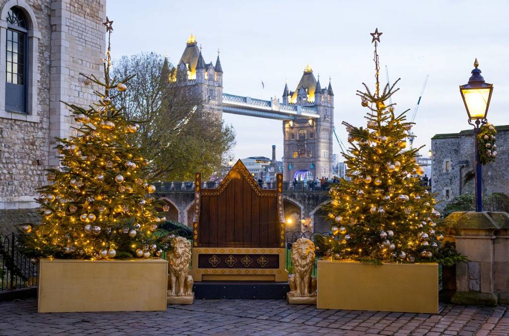 Un espectáculo navideño en la Torre de Londres con el Puente de la Torre iluminado al fondo.