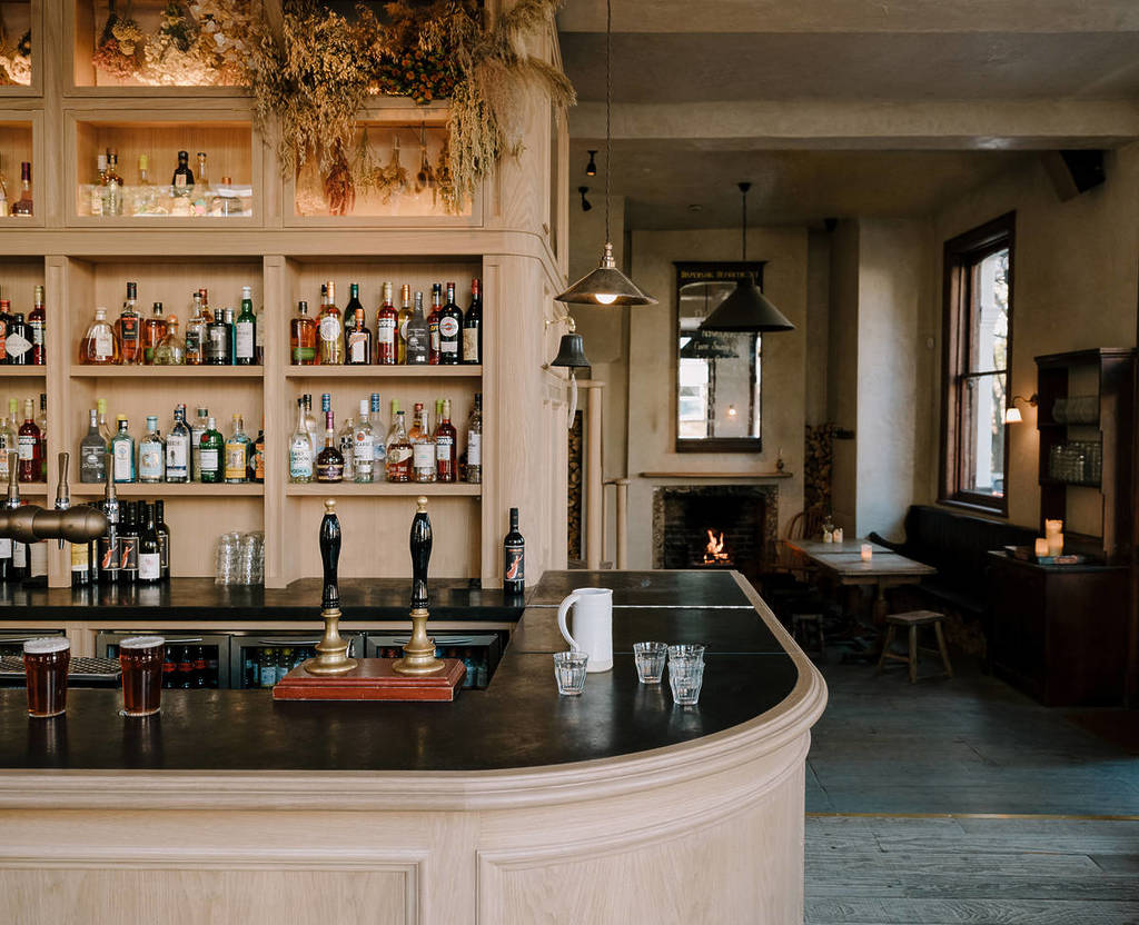 La zona del bar del pub Pelican en Notting Hill