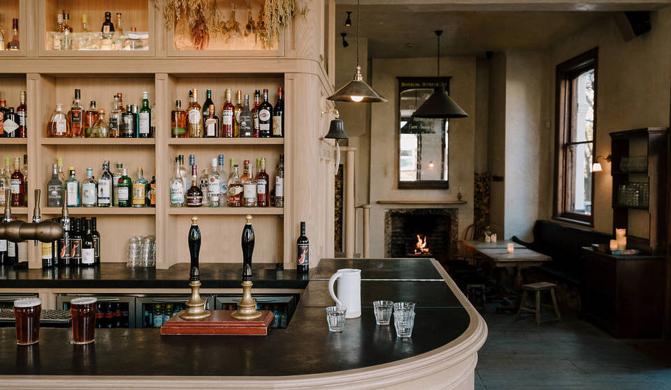 Londen is officieel de thuisbasis van 12 van de beste pubs in het Verenigd Koninkrijk &#8211; en een van hen heeft een aantal zeer beroemde stamgasten