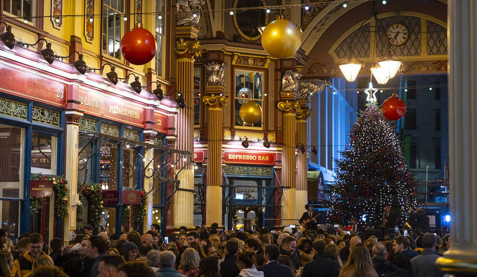 Das malerischste Gebäude der Londoner City wurde mit Weihnachtsstimmung erfüllt &#8211; sie haben ihre Lichter eingeschaltet und versprechen Schnee an jedem einzelnen Tag während der Weihnachtszeit