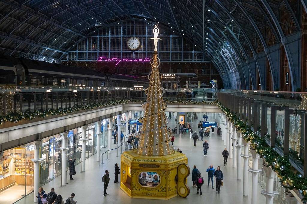 uma grande árvore de natal dourada e brilhante em st pancras international