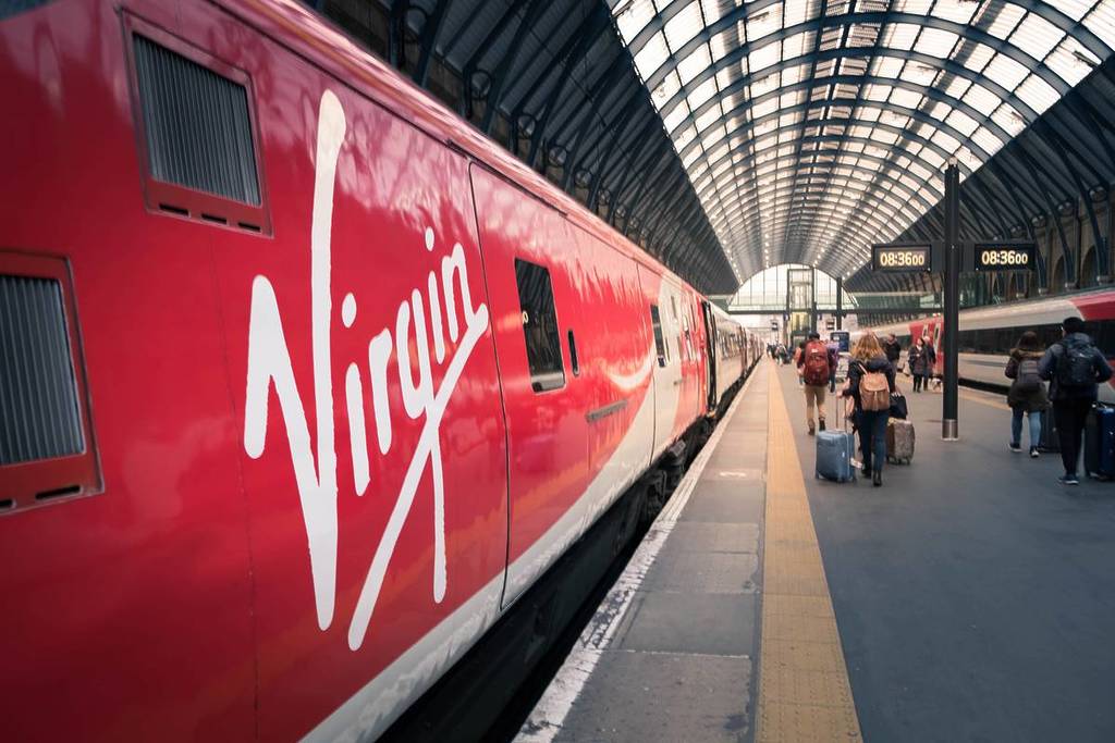 Um comboio da Virgin na plataforma de uma estação de Londres