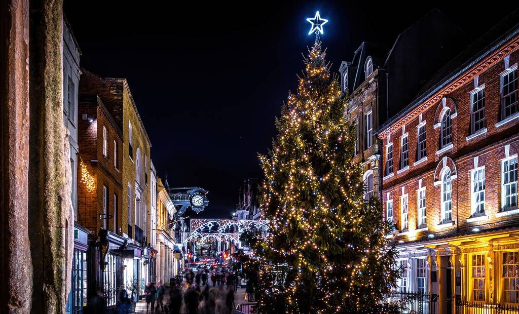 Uma vista nocturna de Winchester, Hampshire, durante a época natalícia, Reino Unido