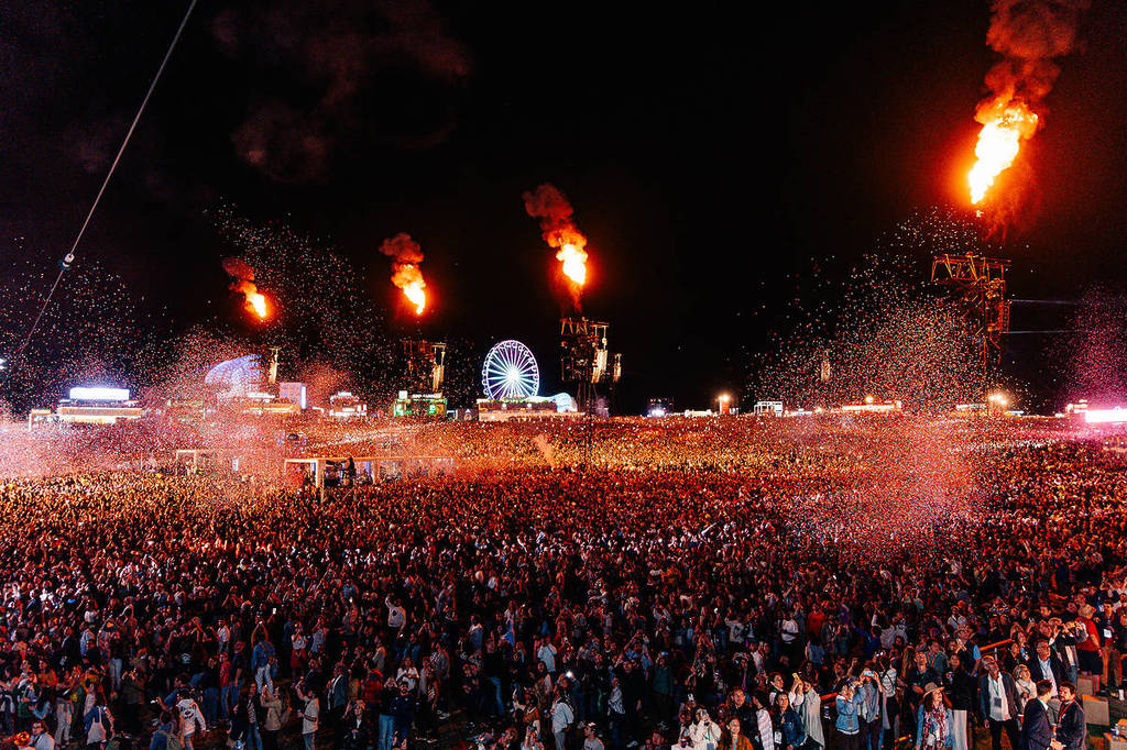 a sprawling crowd watch the stage at Rock In Rio Lisboa 2024