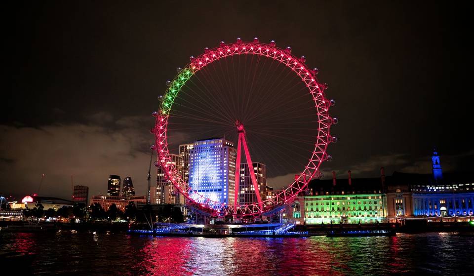 Das London Eye leuchtet am Remembrance Sunday und am Armistice Day – sehen Sie die rote und grüne Mohnblumenanzeige von diesem Wochenende