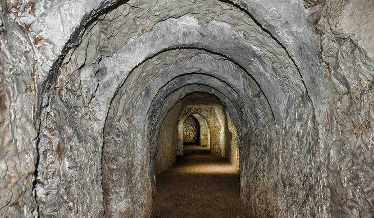 Esta gruta subterránea gratuita, a sólo una hora de Londres, está enclavada en lo más profundo de las pintorescas colinas de Chiltern, donde podrá conocer a Papá Noel, disfrutar de villancicos y mercados festivos de forma gratuita.