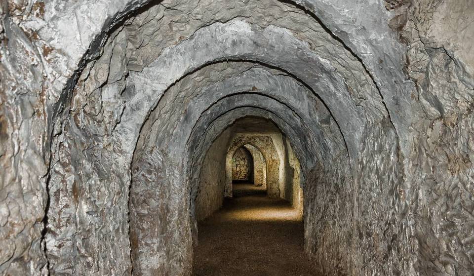 Esta gruta subterránea gratuita, a sólo una hora de Londres, está enclavada en lo más profundo de las pintorescas colinas de Chiltern, donde podrá conocer a Papá Noel, disfrutar de villancicos y mercados festivos de forma gratuita.