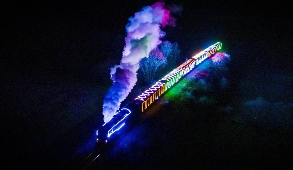 Este mágico tren de vapor a sólo una hora de Londres se transforma en un país de las maravillas festivo, donde puedes conocer a Papá Noel, disfrutar de dulces navideños y pasear por la campiña invernal.