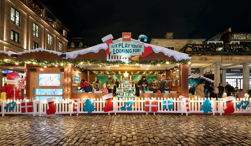 Een gratis te bezoeken LEGO &#8216;Chalet of Play&#8217; is geland in Covent Garden &#8211; en het bevat kermisspellen, creatieve activiteiten en een enorme kerstman die helemaal van LEGO is gemaakt