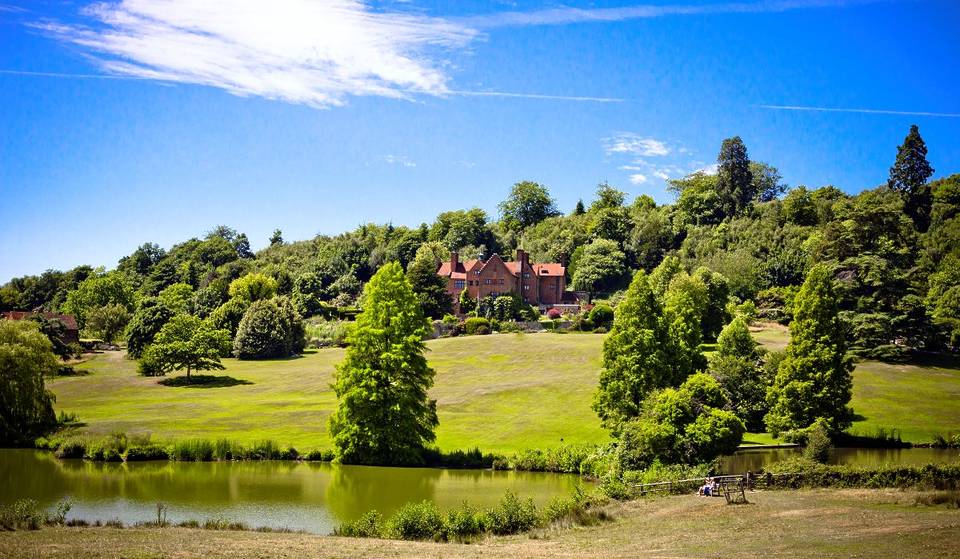 This Magical Christmas Market Takes Place In The Gorgeous Grounds Of Winston Churchill&#8217;s Former Family Home &#8211; And It&#8217;s Just An Hour Outside Of London
