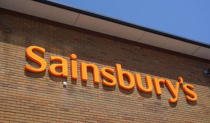 Sainsbury’s diventa il primo supermercato del Regno Unito a offrire un bonus settimanale di 3 sterline alle famiglie che ne hanno diritto