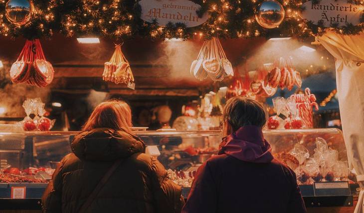 Esta ciudad medieval a sólo una hora de Londres tiene un impresionante mercado navideño con burros, villancicos en directo y luces, y sólo abre un fin de semana en diciembre.