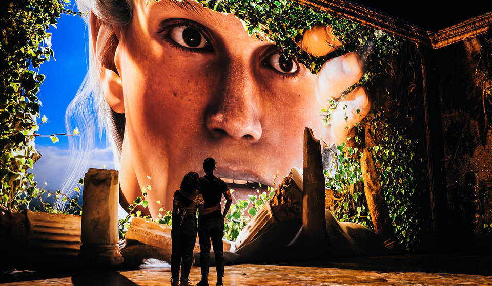 Exploramos las calles empedradas de la antigua Roma y asistimos a épicas batallas de gladiadores en la exposición inmersiva Pompeya de Londres.