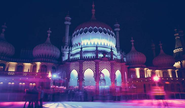 La festiva pista de hielo al aire libre donde podrá patinar junto a un antiguo palacio real catalogado de grado I, y a menos de dos horas de Londres.