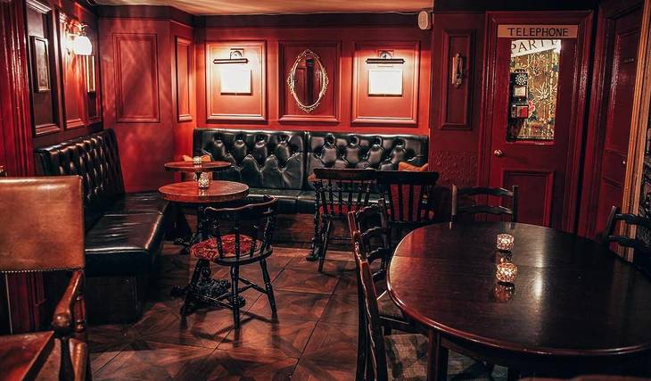 Este bar clandestino del Reino Unido acaba de ser nombrado el mejor bar del planeta, y está en una ciudad inesperada.