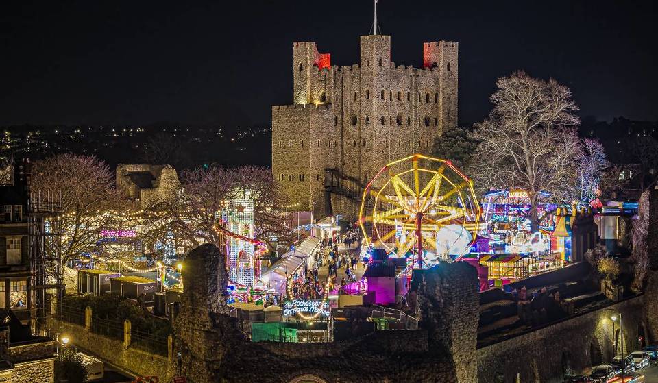 Este mercado navideño junto a un castillo medieval parece sacado de un cuento de hadas: Hay música en directo, una feria de atracciones y un pueblo de comida bávara, y está a sólo 2 horas de Londres.