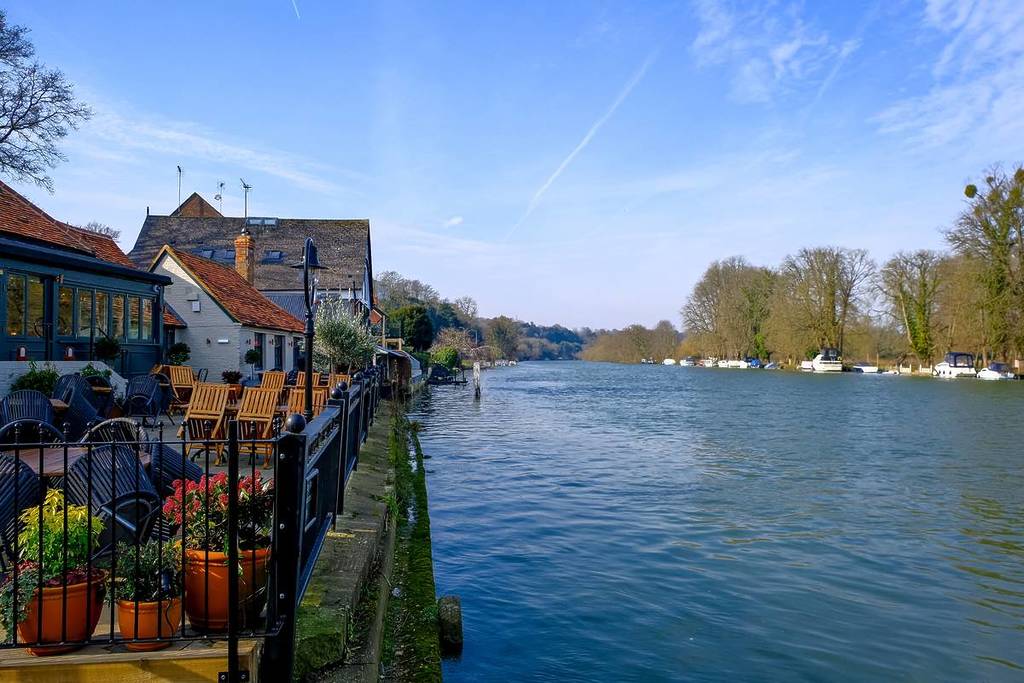 River front houses and a riverside pub in Pangbourne