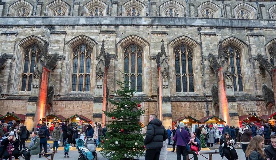 L&rsquo;un des meilleurs marchés de Noël d&rsquo;Europe se trouve à moins d&rsquo;une heure de Londres et a pour cadre la plus belle cathédrale d&rsquo;Angleterre – l&rsquo;entrée est entièrement gratuite