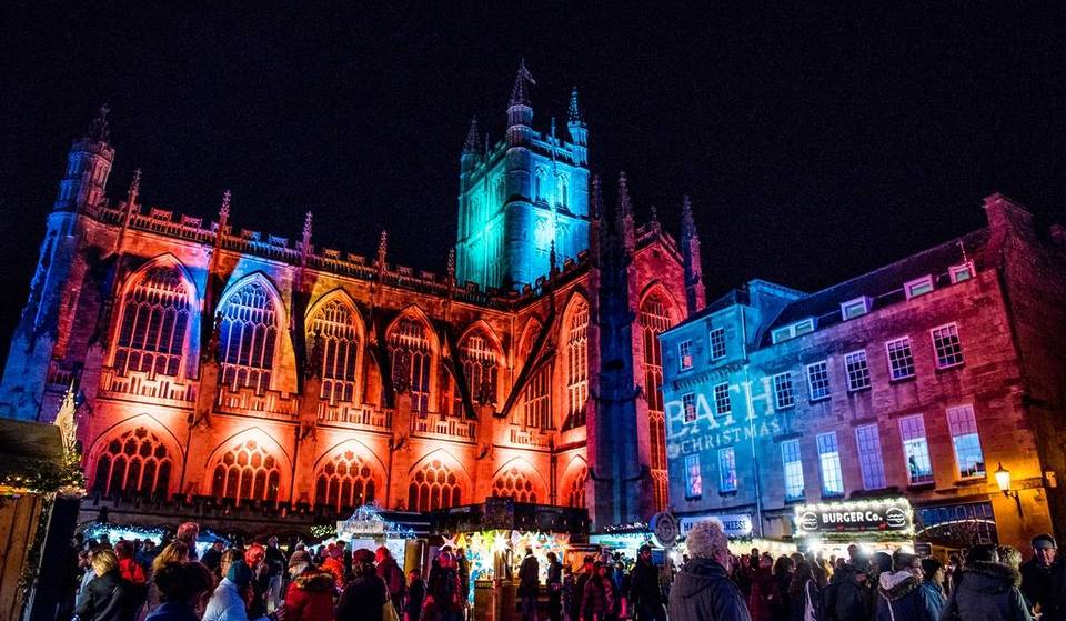 Ce marché de Noël vient d&rsquo;être désigné comme l&rsquo;un des meilleurs du Royaume-Uni pour 2025. Il se trouve à seulement une heure et demie de Londres, au cœur d&rsquo;une ville classée au patrimoine de l&rsquo;UNESCO, pleine de pavés et d&rsquo;architecture géorgienne.