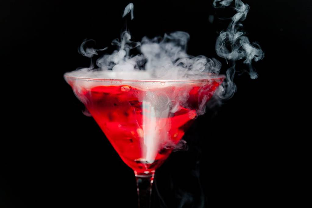 einen roten Cocktail in einem Martini-Glas