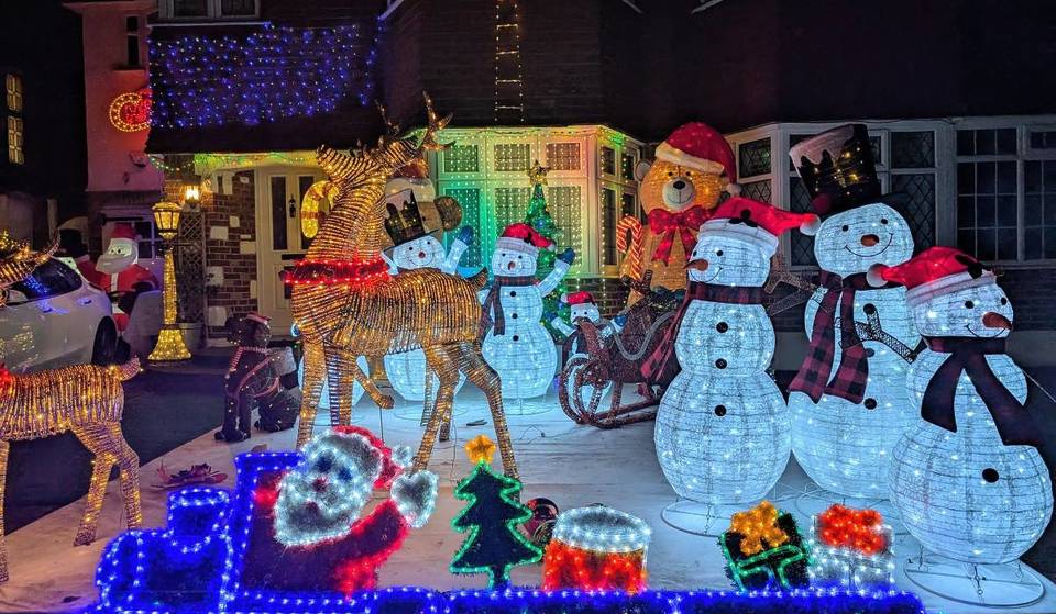 La calle más navideña de Londres ha recaudado más de 250.000 libras para obras benéficas con este encantador despliegue de luces de Navidad: La calle más navideña de Londres ha recaudado más de 250.000 libras esterlinas para fines benéficos con este encantador despliegue de luces de Navidad.