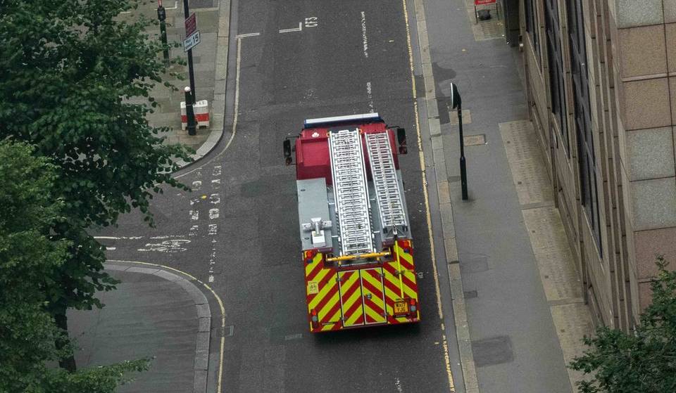 Londoner Feuerwehrleute bekämpfen U-Bahn-Brand in Holborn