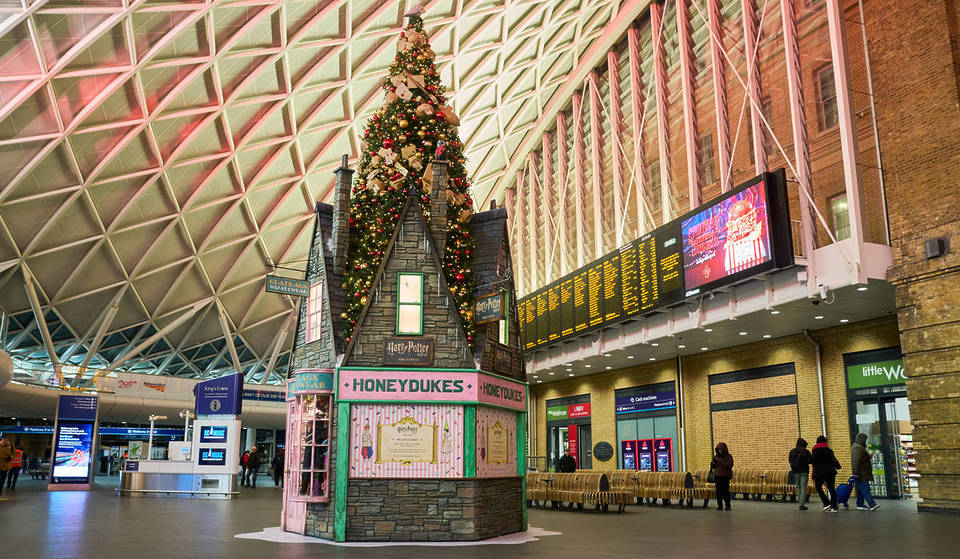 A Magical Christmas Tree Inspired By The Wizarding World Of Harry Potter Has Appeared In London – Complete With Its Own Honeydukes Confectionery Counter