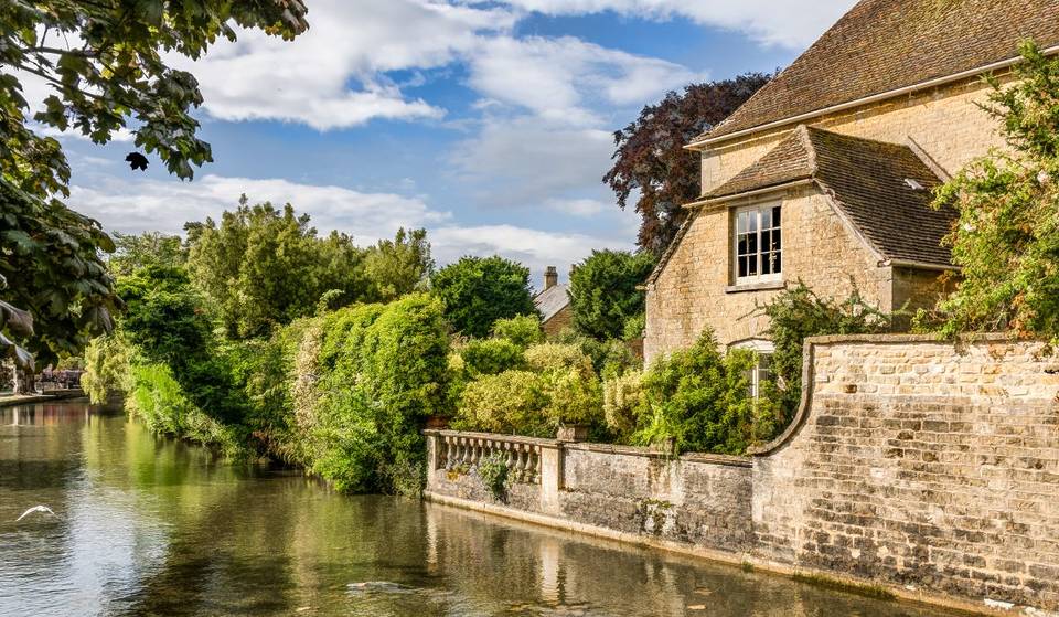 Ce village de conte de fées situé à deux heures de Londres est souvent surnommé la « Venise des Cotswolds » et abrite un sapin de Noël flottant géant.
