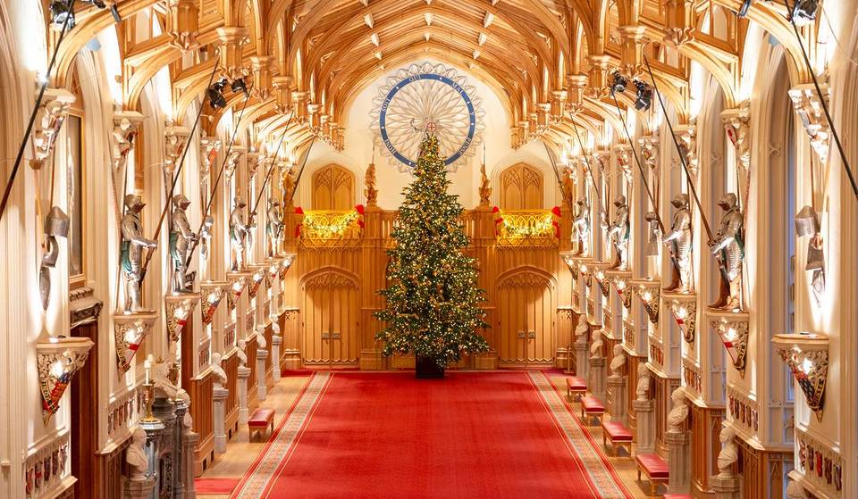 Het oudste en grootste bewoonde kasteel ter wereld heeft zojuist zijn oogverblindende kerst make-over onthuld – en je kunt er in minder dan een uur zijn vanuit Londen