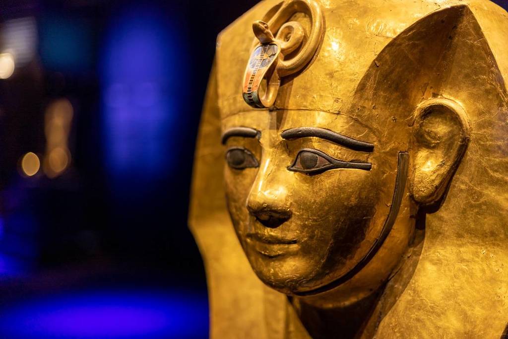 eine goldene Totenmaske eines Pharaos in der Ausstellung Ramses und das Gold der Pharaonen
