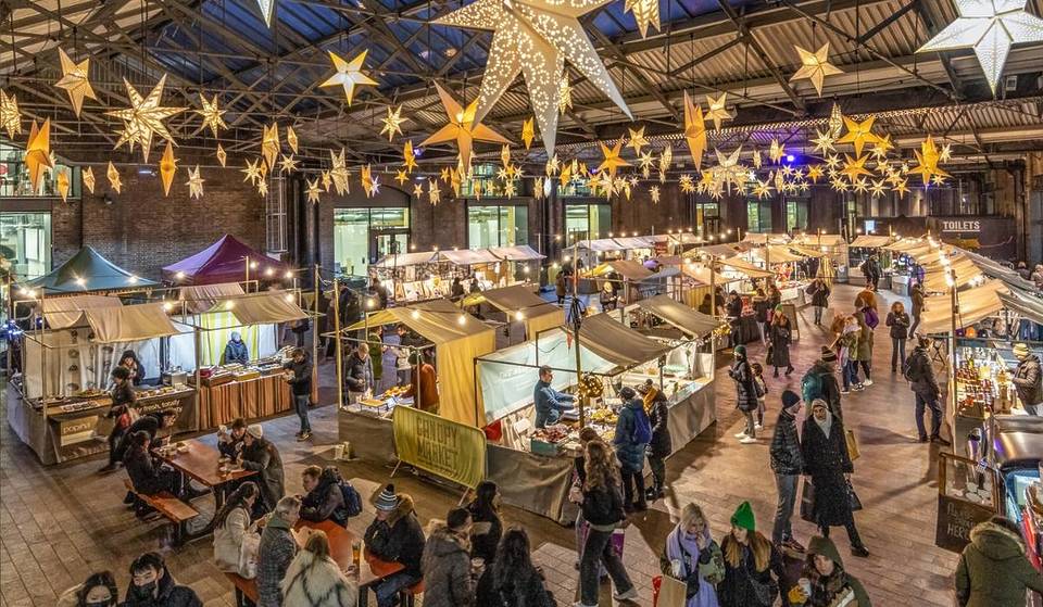 Deux tout nouveaux marchés alimentaires de Noël ont fait leur apparition dans les principales gares ferroviaires de Londres – Vous pouvez vous attendre à des chalets scintillants, à des friandises savoureuses et à des cadeaux de dernière minute pendant vos trajets.