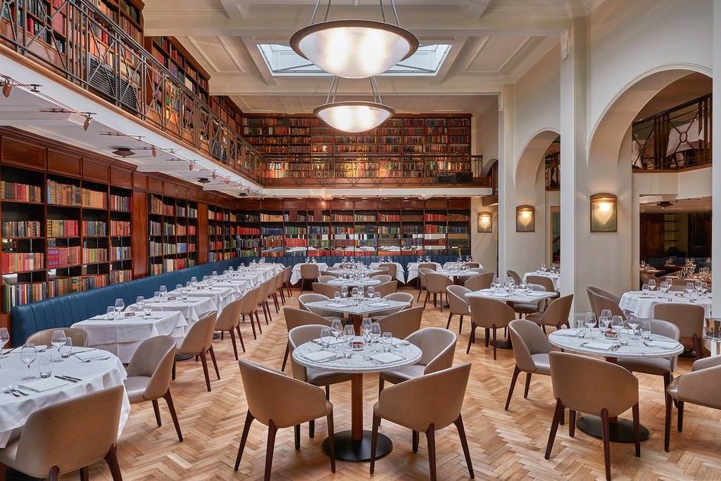 os interiores opulentos e repletos de estantes do restaurante Cinnamon Club