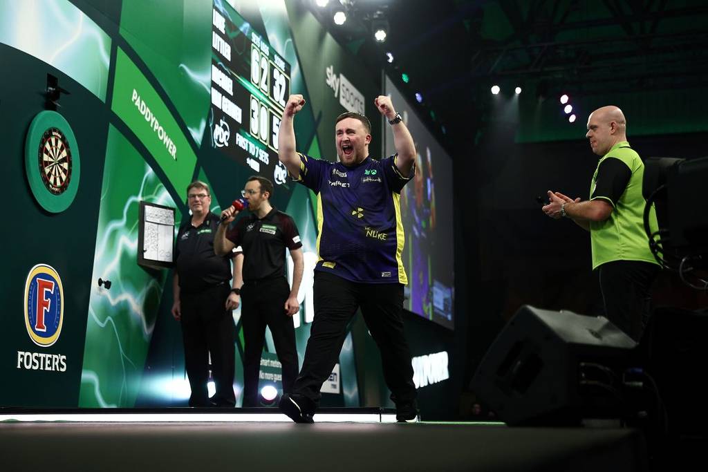 Luke Littler a festejar o Campeonato do Mundo de Dardos em Ally Pally
