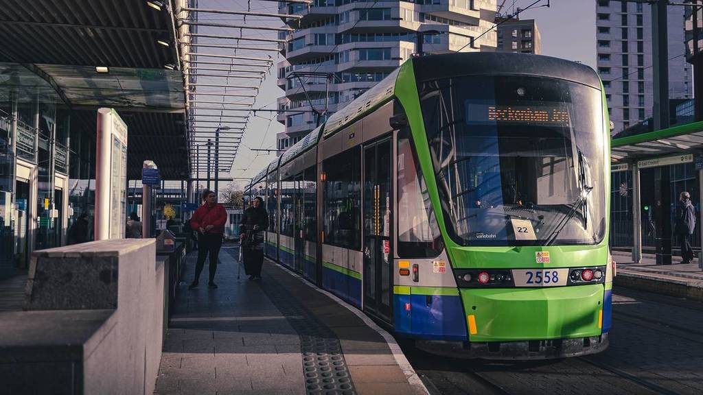 Eine grüne Londoner Straßenbahn hielt an einer Haltestelle