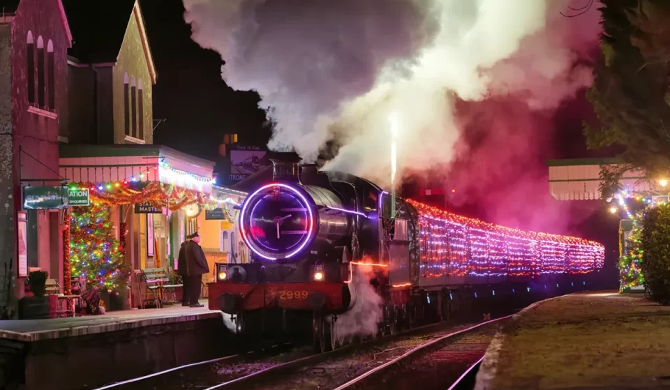 A meno di 90 minuti da Londra, questo treno a vapore d’epoca è stato ricoperto da migliaia di luci scintillanti – e a Natale potrete salire a bordo per un viaggio magico attraverso la campagna
